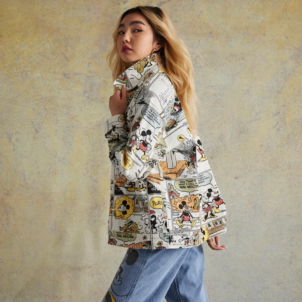 Disneyland Her Universe Veste En Jean Mickey Et Ses Amis Style BD Pour Adultes 6 Disneyland Her Universe Veste En Jean Mickey Et Ses Amis Style BD Pour Adultes – Image 4