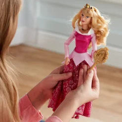 Disney Store Poupée Classique Aurore, La Belle Au Bois Dormant 9 Disney Store Poupée Classique Aurore, La Belle Au Bois Dormant -Disney 460011771786 1